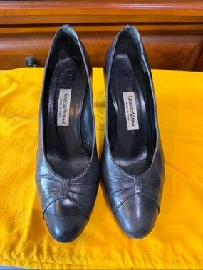 Vintage Giorgio Armani Black Leather Round-Toe Pumps